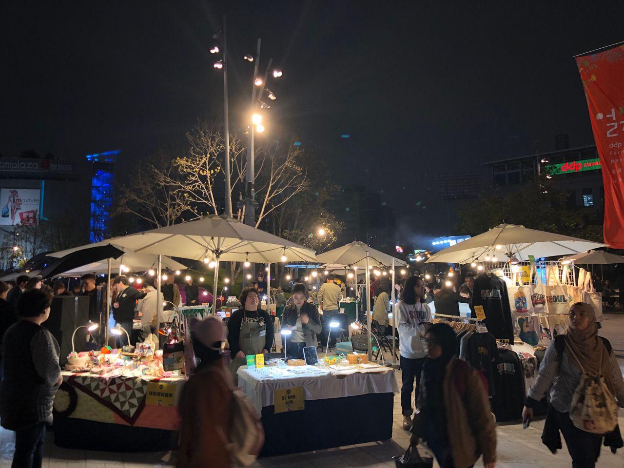 2025 Dongdaemun Night Market Visit! - Enjoy all the attractions from lively DDP night market!